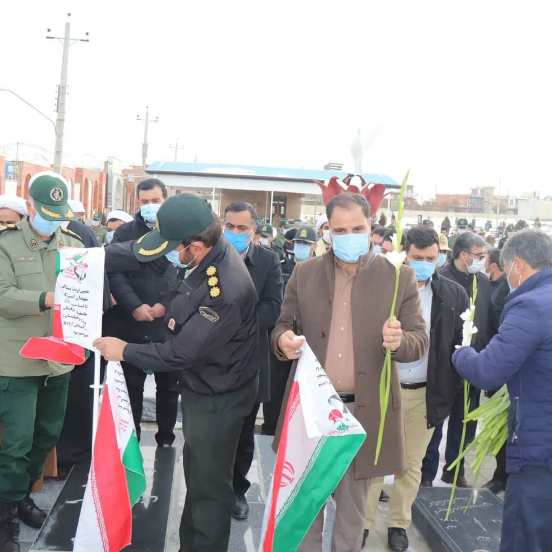 ✅در سومین روز از ایام الله دهه مبارک فجر باحضور عبدالله نژاد فرماندار شهرستان چالدران ،مراسم غبار روبی و عطر افشانی مزار شهدا در چالدران برگزار شد