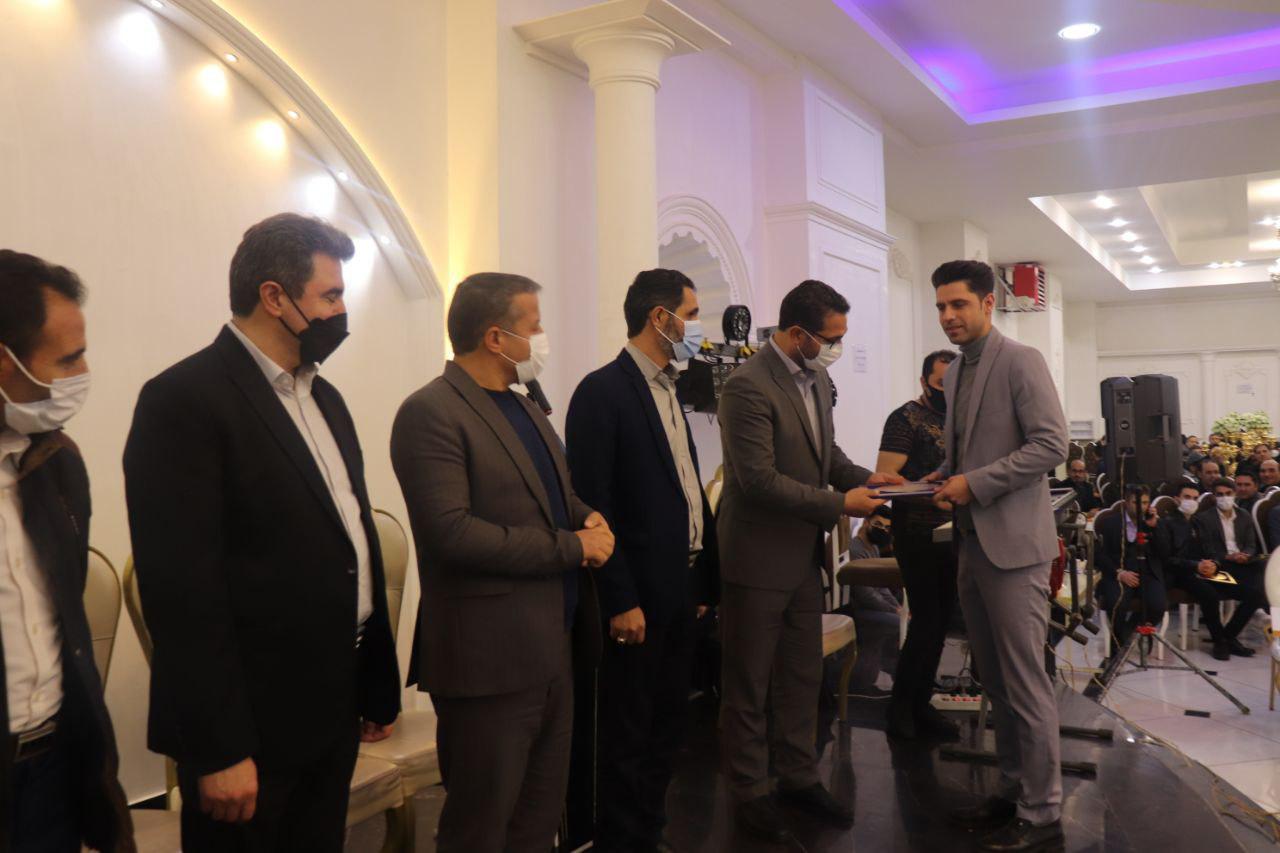 با حضور عبدالله نژاد فرماندار شهرستان چالدراناسم تجلیل از قبول شدگان کنکور سراسری دانش آموزان نخبه ،فعالان عرصه فرهنگی ،اجتماعی ،هنری ،خبرنگاران واصحاب رسانه در محل تالار مجلل آیدانه برگزار شد.
