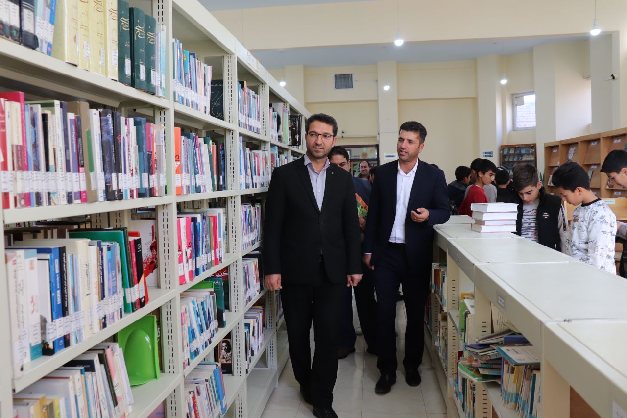 دیدار فرماندار چالدران با رییس و کارکنان کتابخانه عمومی شهرستان به مناسبت “هفته کتاب”