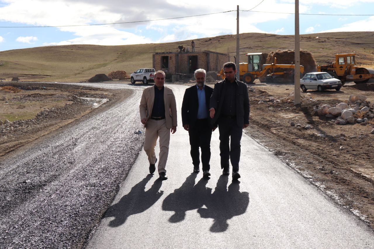 محمد رضا عبدالله نژاد فرماندار با حضور در روستای آغ داش واقع در بخش مرکزی شهرستان چالدران از اجرای پروژه بهسازی و آسفالت ریزی راه این روستا بازدید نمودند.