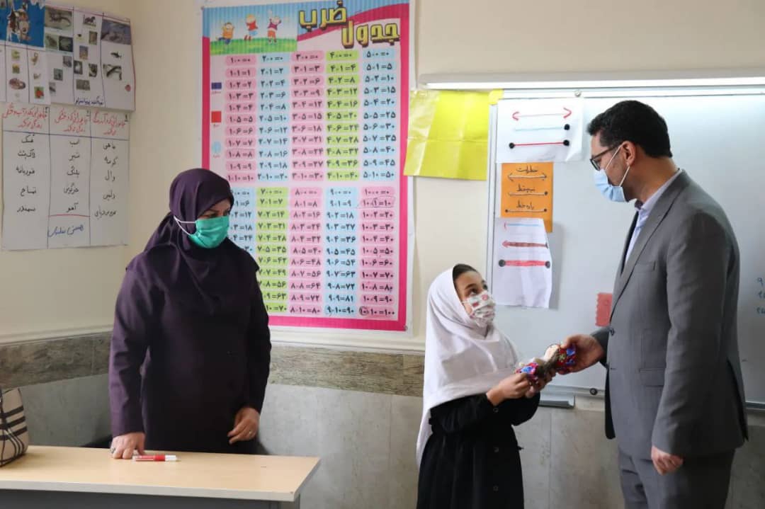 به مناسبت گرامی داشت  هفته معلم محمد رضا عبدالله نژاد فرماندارشهرستان چالدران در مدارس چالدران حضور یافت و ضمن تبریک هفته معلم  با  معلمان و دانش آموزان دیدار نمودند.