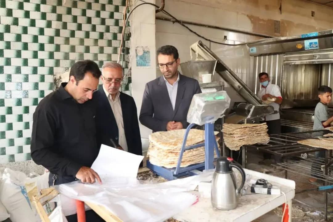 محمد رضاعبدالله نژاد فرماندار شهرستان چالدران در تداوم بازدیدهای میدانی خود از نانوایی ها امروز 28 تیر 1401 به صورت سرزده از چند واحد نانوایی در شهرستان بازدید نمود.
