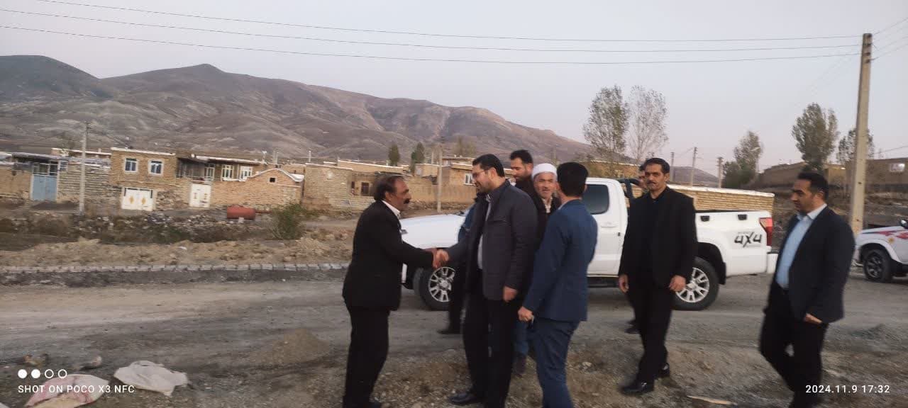 📸گزارش تصویری 💢بازدید محمد رضا عبدالله نژاد فرماندار چالدران از احداث و آماده سازی بستر برای آسفالت ریزی معابر روستای قرجه وران این طرح با اعتبار 400میلیون تومان از محل اعتبارات دهیاری هزینه شده
