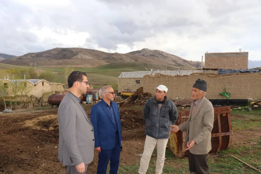 محمد رضا عبدالله نژاد فرماندار شهرستان چالدران با حضور در روستای جلیل کندی مسائل و مشکلات این روستا را از نزدیک مورد بحث و بررسی قرار دادند.
