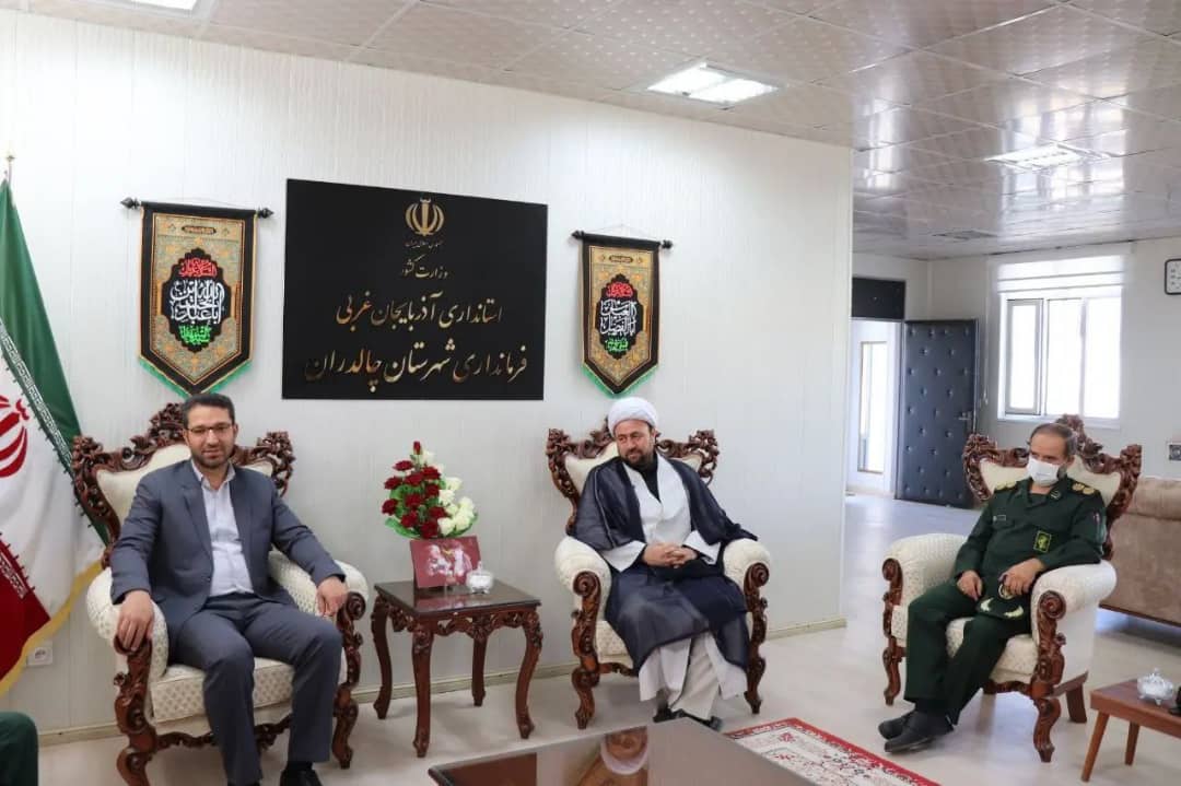 به مناسبت گرامیداشت هفته دولت ، سرهنگ درستی فرمانده سپاه پاسداران شهرستان چالدران با حضور در فرمانداری با عبدالله نژاد فرماندار چالدران دیدار و گفتگو کردند .