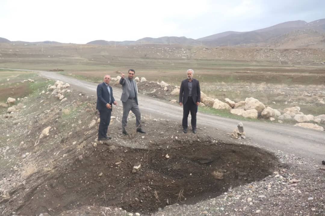 عبدالله نژاد فرماندارشهرستان چالدران به همراه معاونین خود با حضوردر روستای مزرعه ضمن بررسی مسائل ومشکلات این روستا از پل منتهی به طرف روستای بارون نیز بازدید کرد.