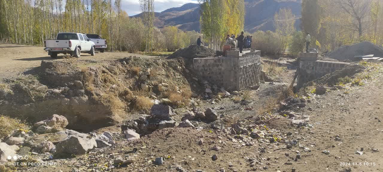 محمد رضا عبدالله نژاد فرماندار چالدران به همراه بخشدار مرکزی از روند اجرایی پل روستای مزرعه بازدید کرد