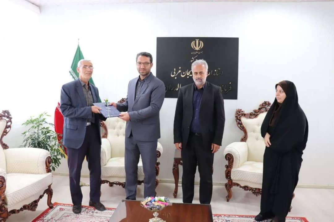 به گزارش روابط عمومی فرمانداری شهرستان چالدران به مناسبت روز خانواده و تکریم بازنشستگان مراسم بزرگداشتی با حضور فرماندار شهرستان چالدران در محل دفتر فرمانداری برگزار شد.