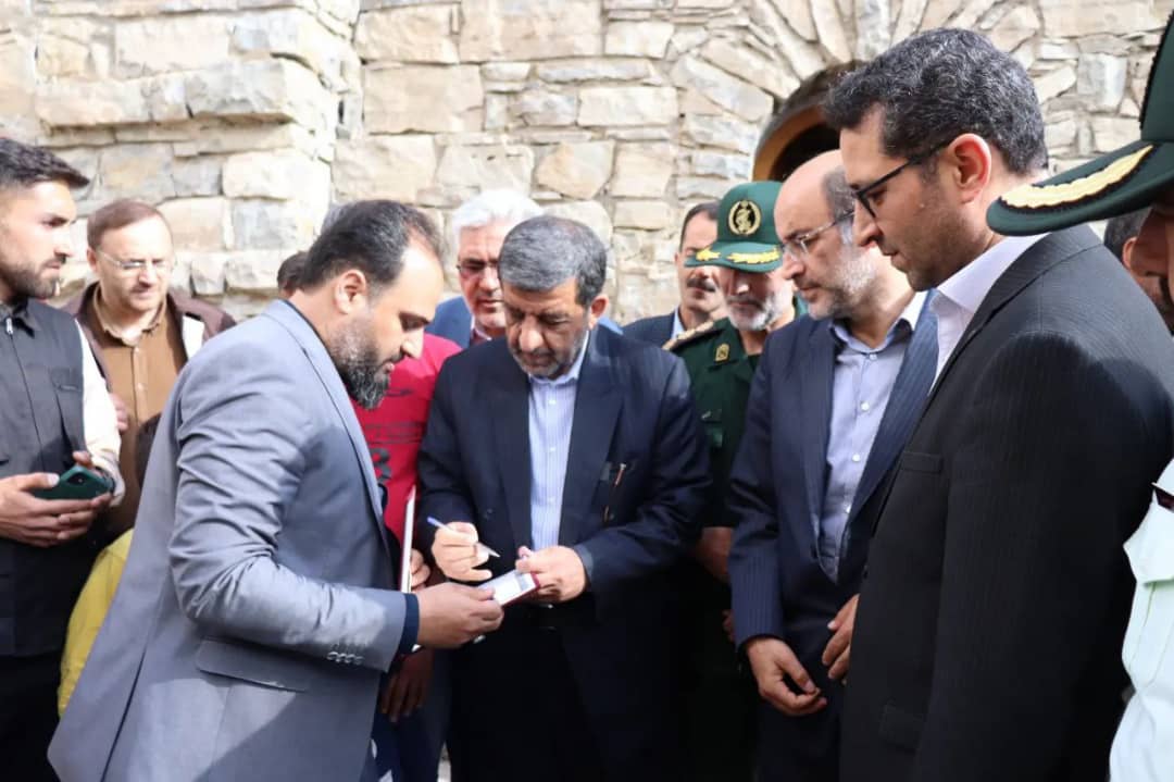 ضرغامی وزیر میراث فرهنگی و گردشگری و صنایع دستی با محمدرضا عبدالله نژاد فرماندار شهرستان چالدران و هیات همراه از مجموعه جهانی قره کلیسا بازدید نمود.