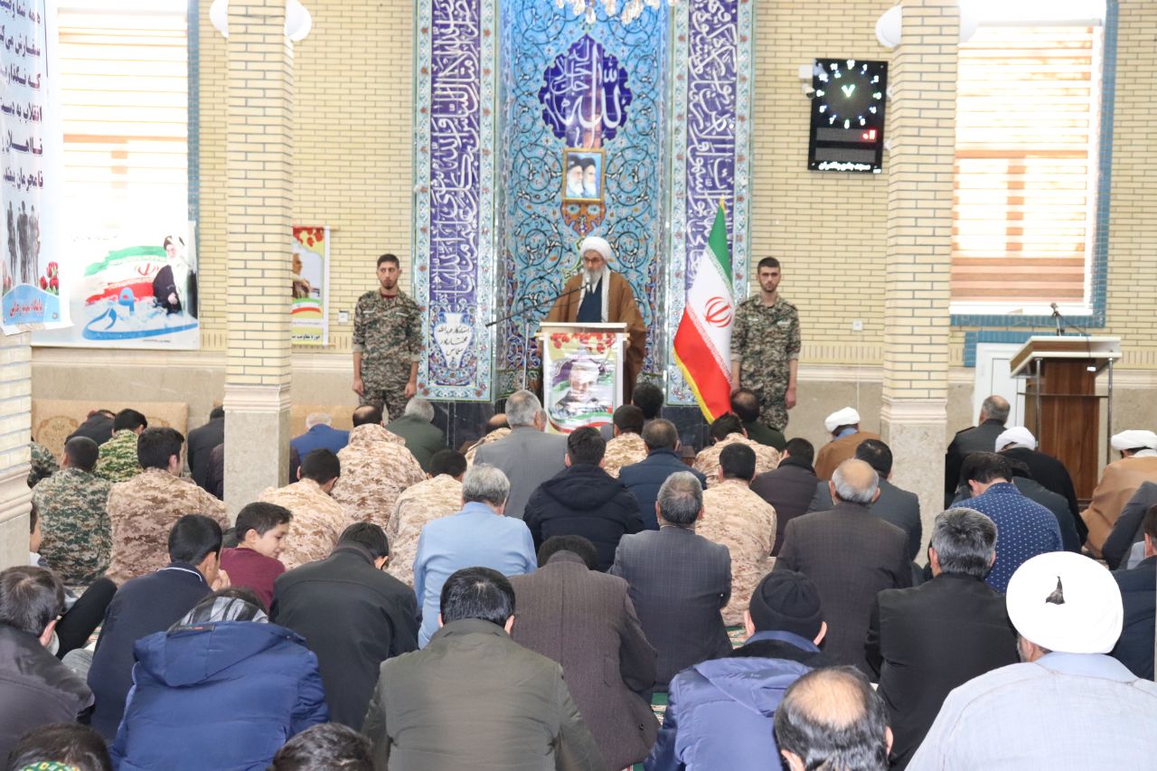 محمدرضا عبدالله نژاد فرماندار شهرستان چالدران با حضور در مسجد جامع شهرستان در مراسم عبادی سیاسی نماز جمعه این هفته شرکت نمودند.