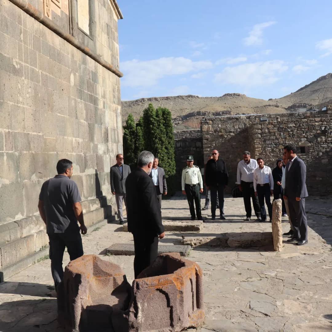 محمد رضا عبدالله نژاد فرماندار شهرستان چالدران در جهت نحوه  ارائه  خدمات بهتر به شرکت کنندگان در مراسم سالیانه مذهبی قره کلیسا، از این مکان بازدید کردند