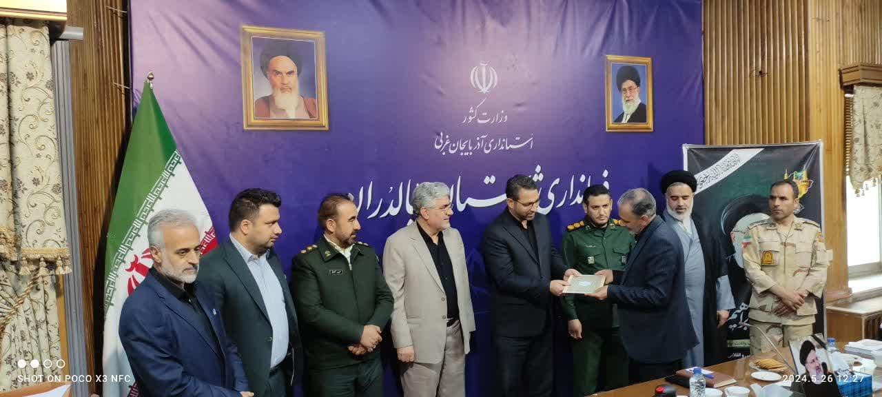 جلسه شورای اداری به ریاست محمد رضا عبداله نژاد فرماندار چالدران در محل سالن اجتماعات فرمانداری چالدران برگزارشد 🔺در پایان این جلسه با اهدای لوح از زحمات جمعی از مدیران شهرستان چالدران تجلیل شد