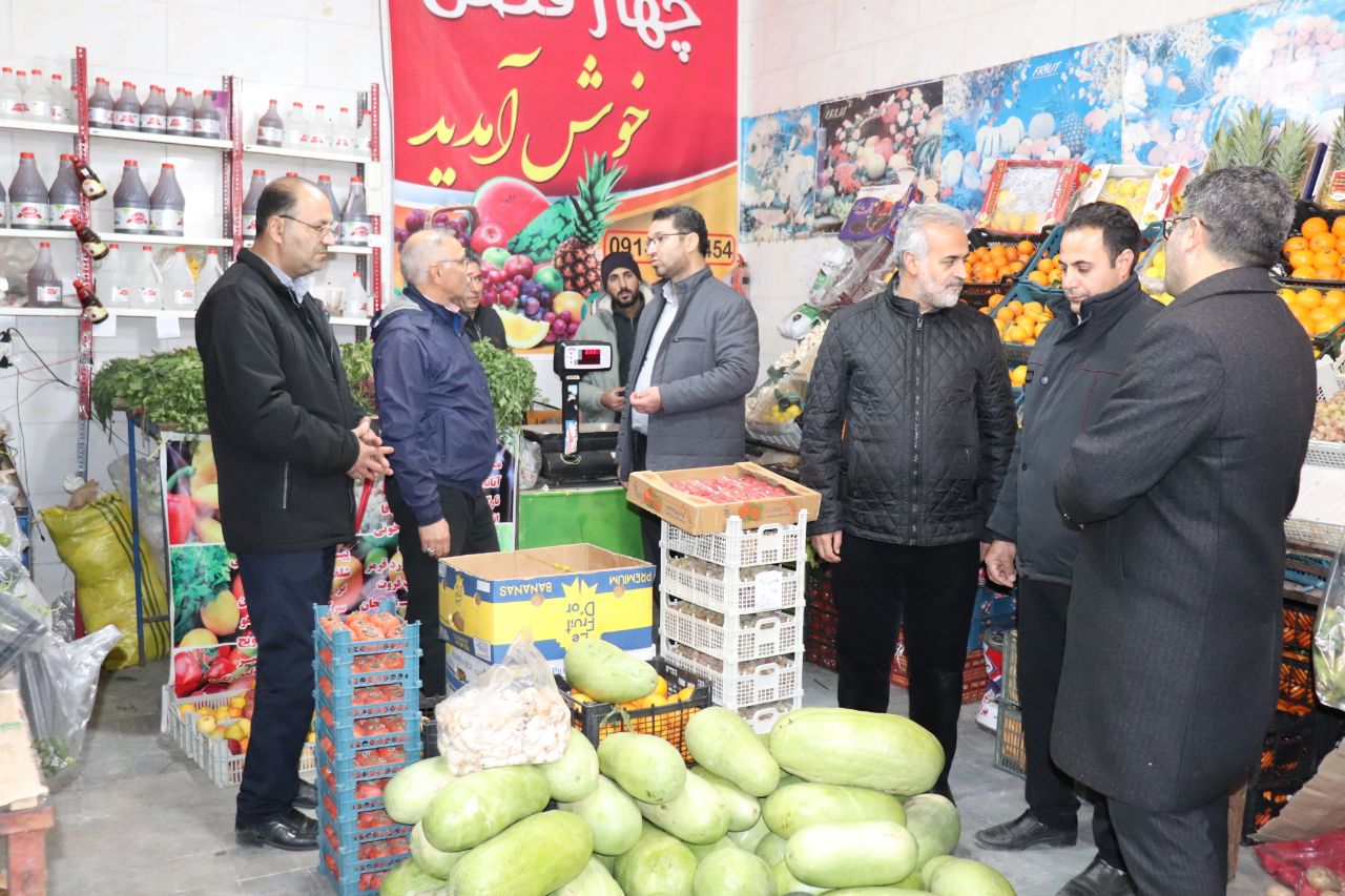 محمدرضا عبدالله نژاد فرماندار چالدران با حضور میدانی در بازار عرضه کالا ، بازار شب یلدا را بررسی کرد.