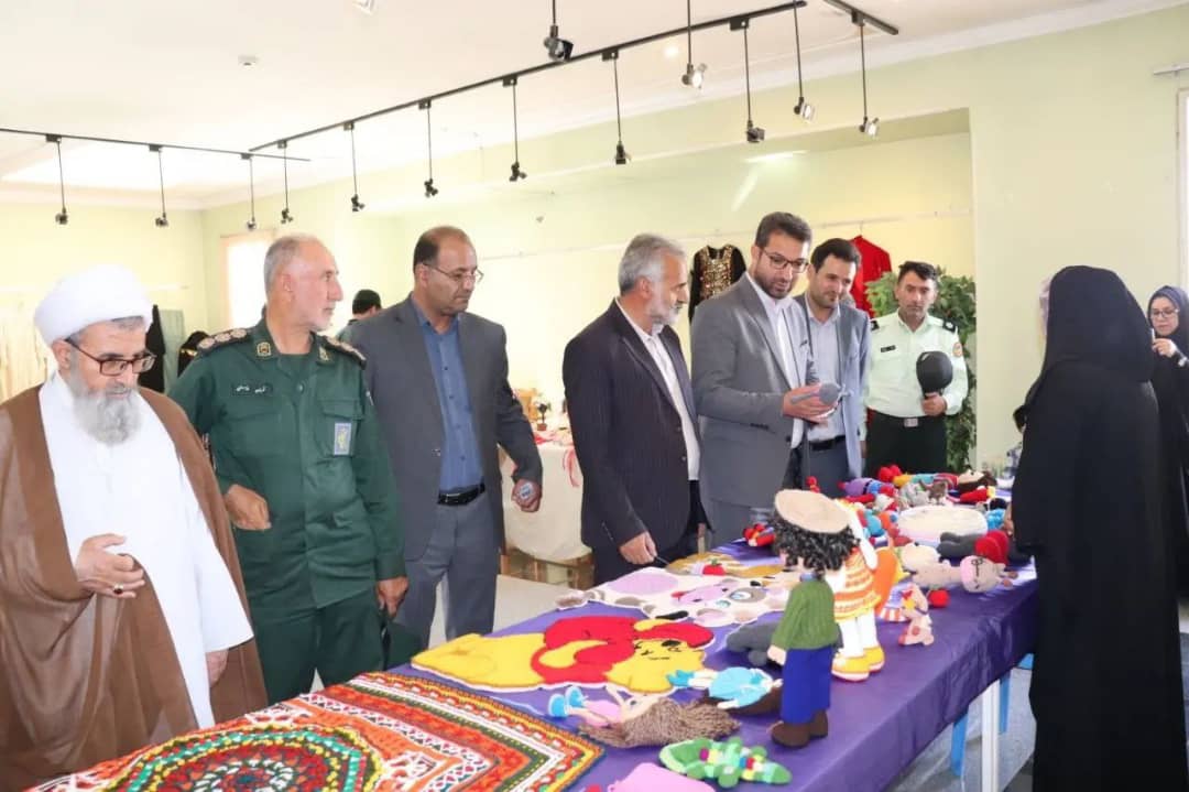 با حضور محمد رضاعبدالله نژاد فرماندارشهرستان چالدران نمایشگاه عفاف و حجاب با موضوع عرضه لباسهای اسلامی و چادر ملی در چالدران گشایش یافت .