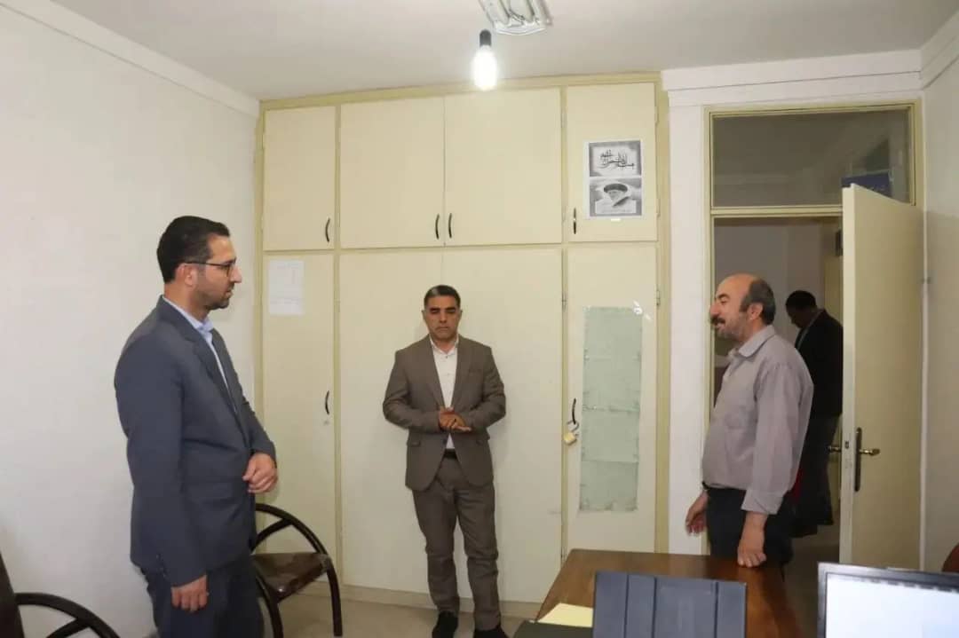 فرماندار شهرستان چالدران در راستای تداوم برنامه های بازدید از ادارات ، به صورت سرزده از اداره ثبت و اسناد چالدران بازدید نمود.