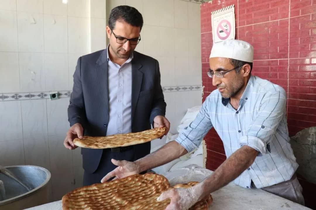 محمد رضا عبدالله نژاد فرماندار شهرستان چالدران به منظور رفع مشکلات کمی و کیفی و ساماندهی آرد و نان نانوایی ها به صورت سرزده از چند واحد نانوایی در سطح شهر بازدید کرد.