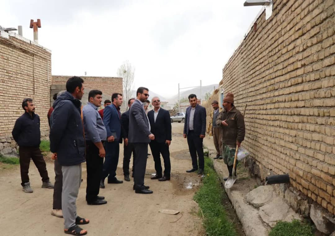 محمد رضا عبدالله نژاد فرماندار شهرستان چالدران به همراه معاونین خود با حضور در روستای تازه کند مسائل و مشکلات این روستا را از نزدیک مورد بحث و بررسی قرار داد.