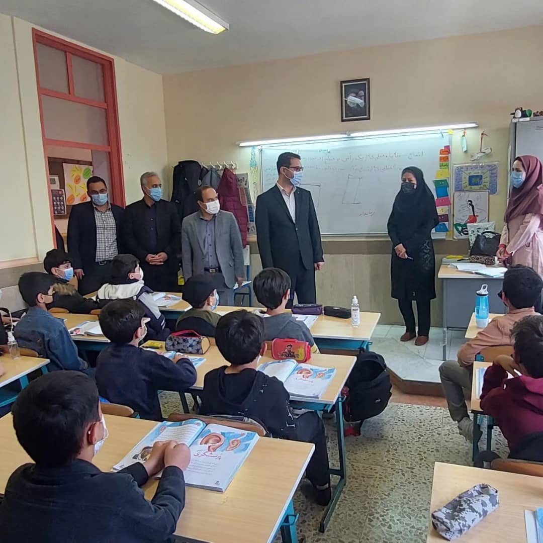 محمد رضا عبدالله نژاد فرماندارشهرستان چالدران به منظور بررسی اجرای دقیق پروتکلهای بهداشتی به صورت سرزده از مدرسه دخترانه اندیشه و پسرانه شهید صادقی اقدم بازدید کرد.