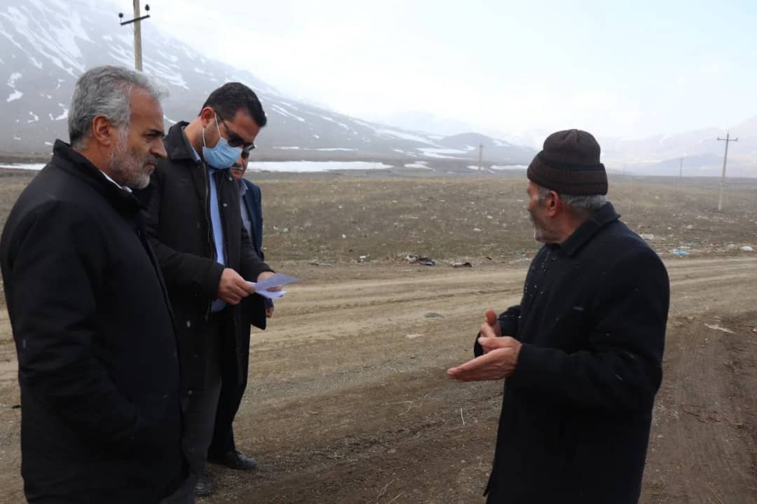 ✅عبدالله نژاد فرماندار شهرستان چالدران ، با حضور در روستای سعید آباد ضمن دیدار با اهالی روستا بازدید از نزدیک مسائل و مشکلات اهالی روستا را مورد بررسی قرار دادند.