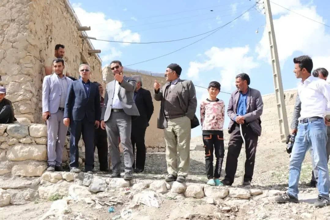 محمد رضا عبدالله نژاد فرماندار چالدران به همراه معاونین خود در روستای بایطمش این شهرستان حضور یافت و ضمن دیدار چهره به چهره مسایل و مشکلات روستاییان را از نزدیک مورد بحث و بررسی قرار داد.