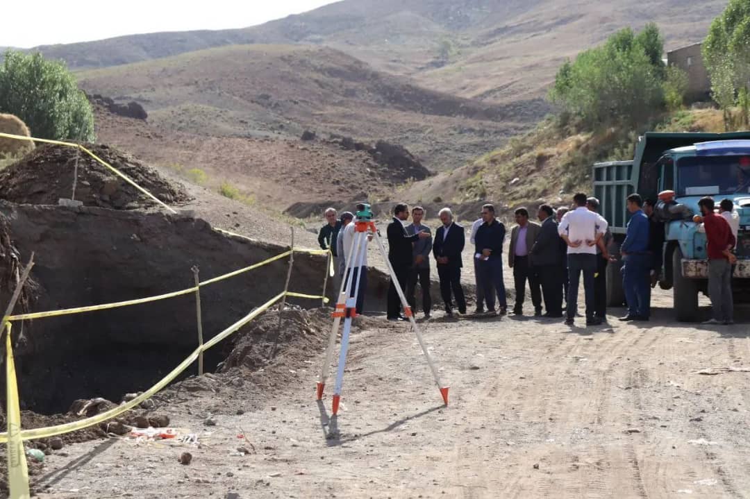 محمد رضا عبدالله نژاد فرماندار شهرستان چالدران با حضور در روستای قره آغل از روند اجرای احداث دیوار ساحلی این روستا بازدید کرد .