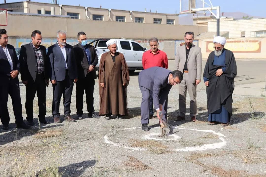 گلنگ زنی احداث چمن مصنوعی مینی فوتبال دبیرستان شهید جبارزاده در دومین روز از هفته دولت با حضور محمدرضا عبدالله نژاد فرماندارشهرستان چالدران