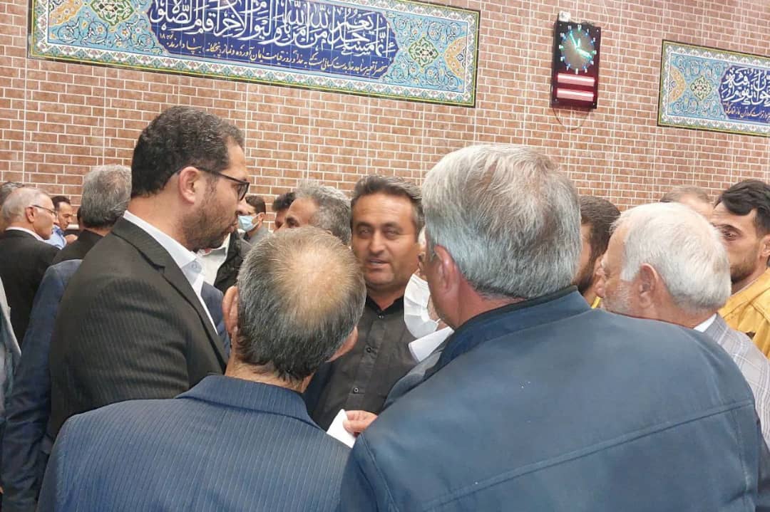  ✅محمد رضا عبدالله نژاد فرماندار شهرستان چالدران با حضور در مسجد جامع شهر آواجیق در قالب دیدار چهره به چهره مسائل و مشکلات مردم را مورد بررسی قرار داد.