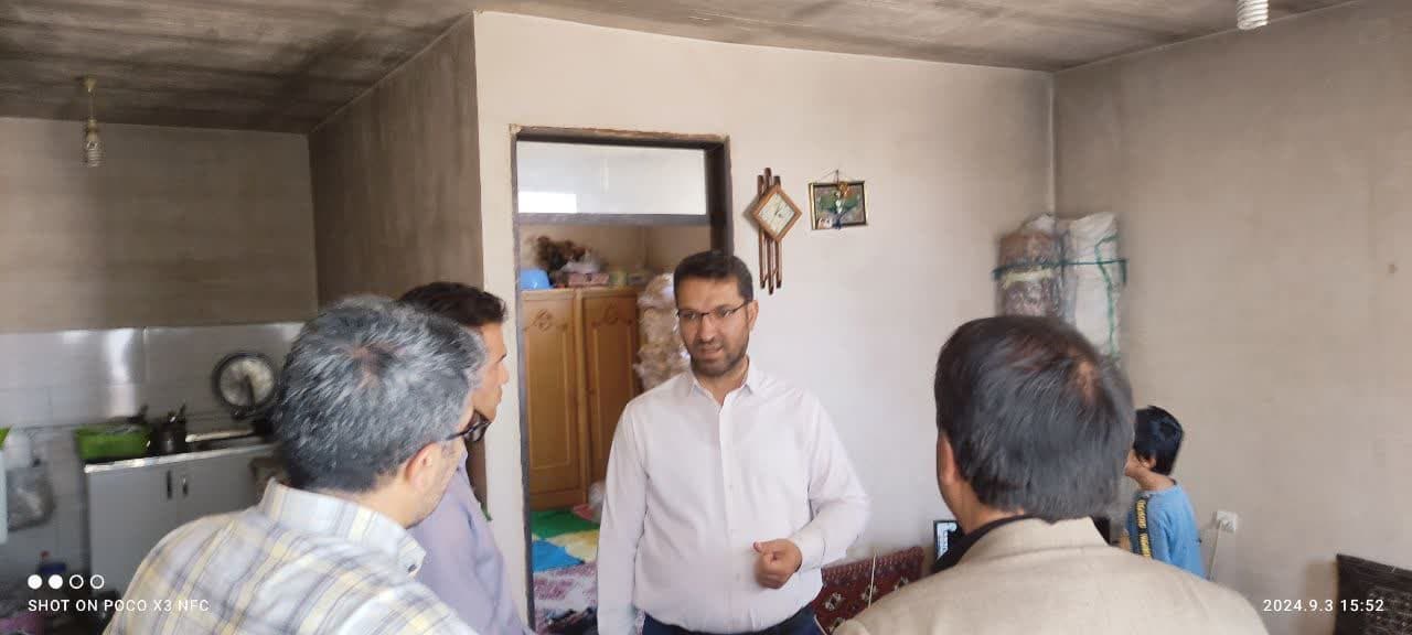 💢محمد رضا عبدالله نژاد فرماندار چالدران از یک خانواده معلول در روستای جغال بازدید و بر رفع برخی از مشکلات این خانواده در کمترین زمان ممکن قول مساعد داد