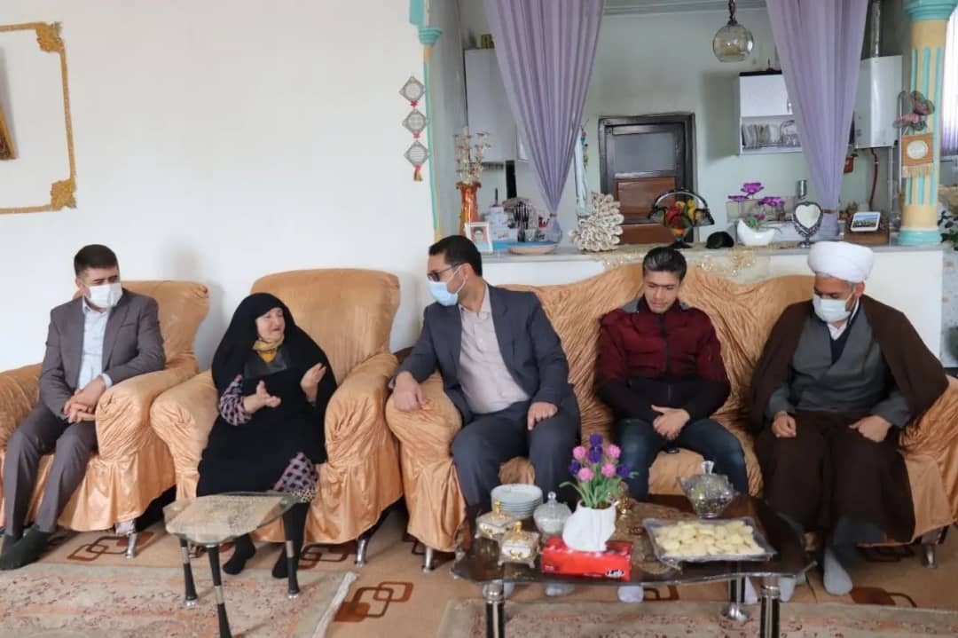 ✅در دومین روز از سال جدید عبدالله نژاد فرماندارشهرستان چالدران از خانواده شهید نعمت اسکندر زاده و جانباز متوفی هاشم الله ورنی در شهر آواجیق دیدار و از آنان تجلیل و قدر دانی کرد.