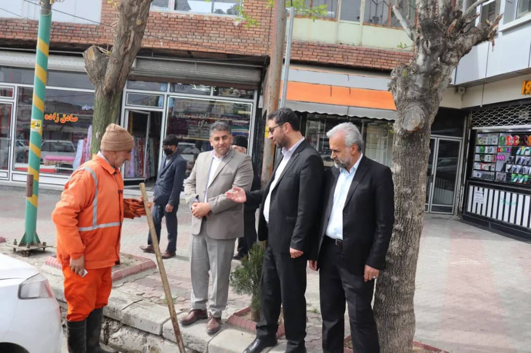 ✅به مناسبت گرامی داشت هفته کار و کارگر محمد رضا عبدالله نژاد فرماندار شهرستان چالدران با تنی چند از پاکبانان شهرداری سیه چشمه دیدار کردند.