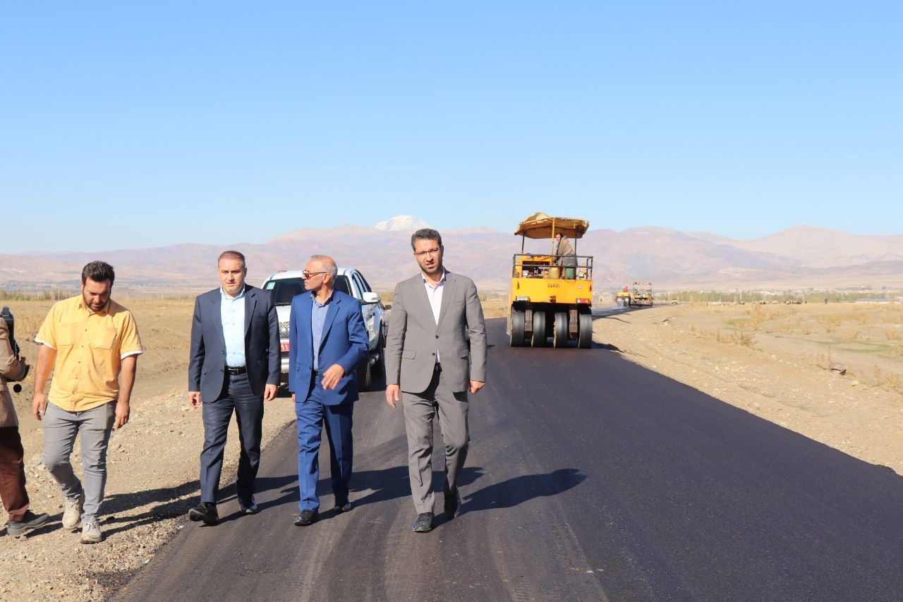 بازدید فرماندار شهرستان چالدران از بهسازی و آسفالت ریزی راه روستایی تولکی تپه سی