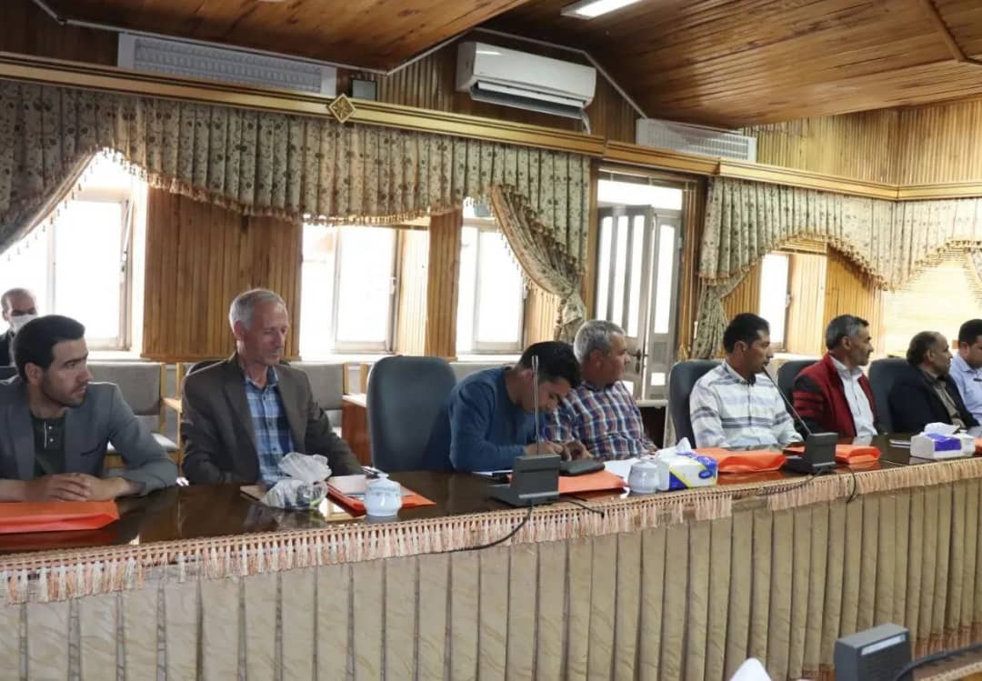 اولین جلسه کار گروه آموزشی دهیاریهای بخش مرکزی و دشتک به ریاست محمد رضا عبدالله نژاد فرماندار شهرستان چالدران  در سالن اجتماعات فرمانداری برگزار شد.