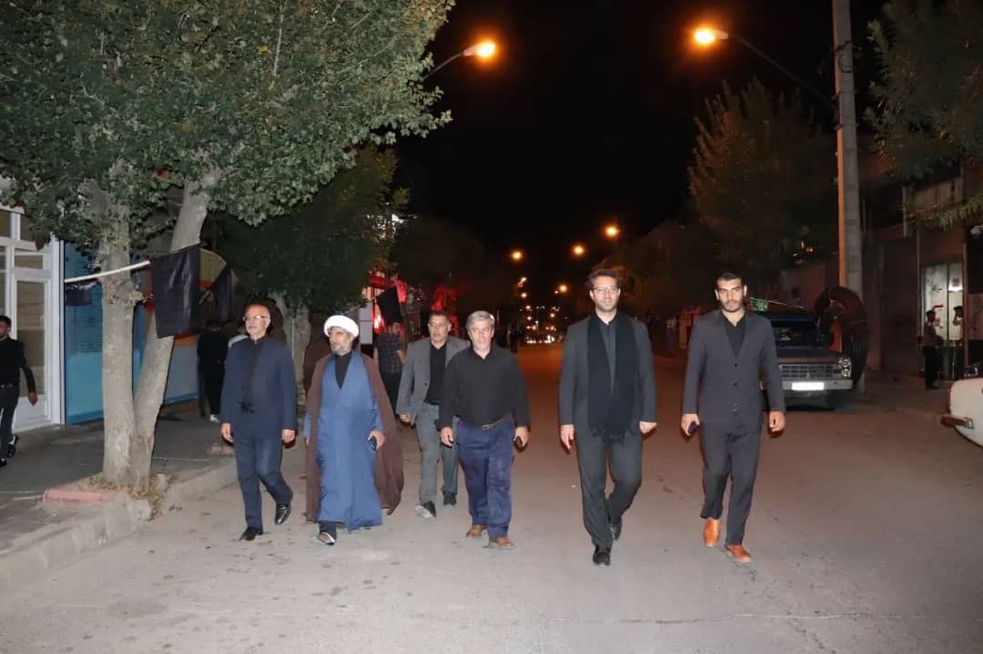 در دومین روز از ماه محرم ایام حزن و اندوه شهادت حضرت امام حسین(ع)محمد رضا عبدالله نژاد فرماندار شهرستان چالدران با حضور در هیات های عزاداری شهرستان به عزاداری سید و سالار شهیدان پرداخت.