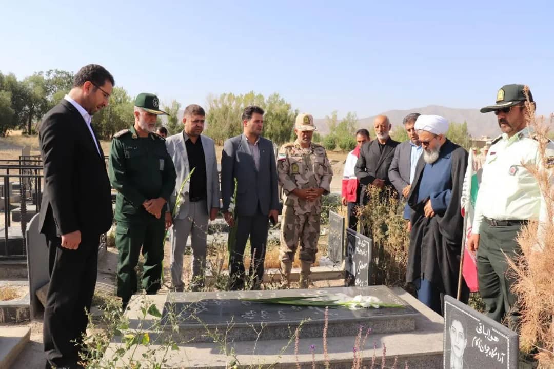 همزمان با اولین روز از هفته دولت با حضور محمدرضا عبدالله نژاد فرماندار شهرشتان چالدران مراسم غبارروبی و عطر افشانی مزار شهدا در چالدران برگزار شد .