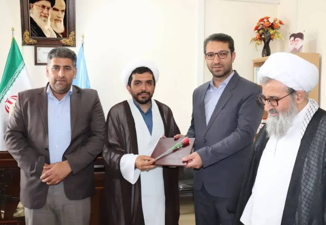 محمدرضا عبدالله نژاد فرماندارشهرستان چالدران به مناسبت گرامی داشت هفته قوه قضائیه در دادگستری چالدران حضور یافت ، ضمن تبریک این هفته با اهداء شاخه گل از زحمات قضات و کارکنان تجلیل و قدردانی کرد.