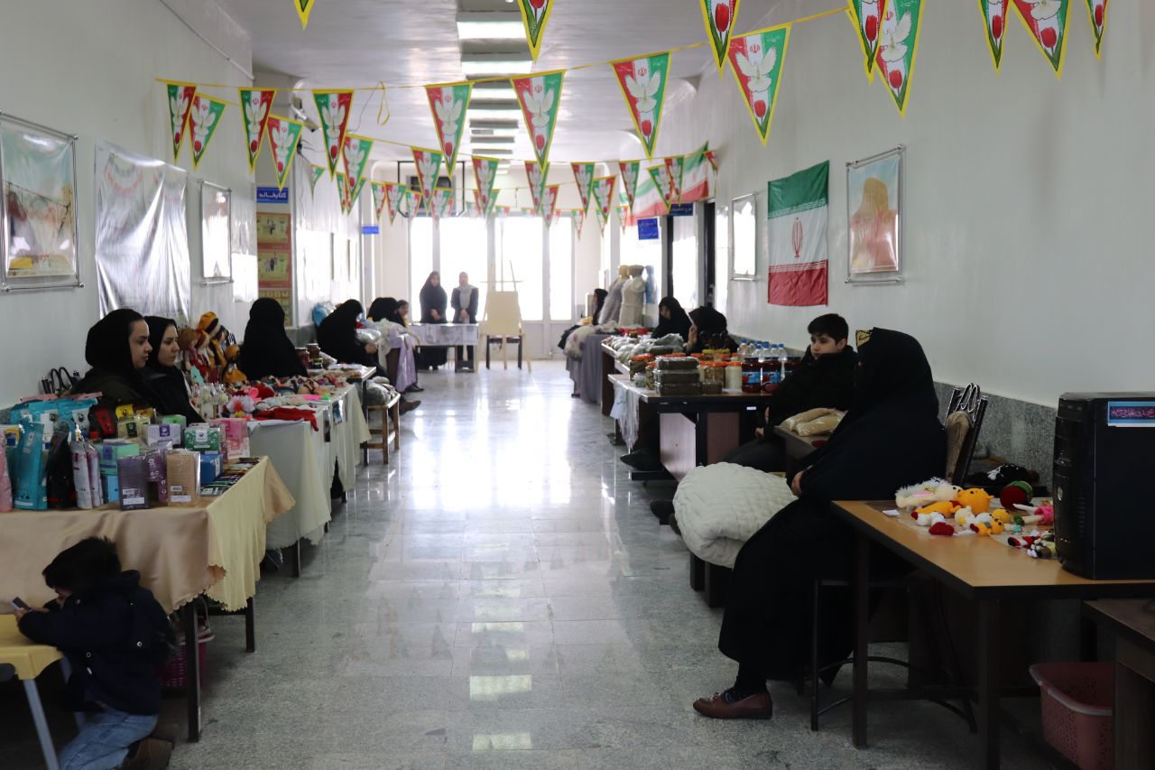 با حضور محمدرضا عبدالله نژاد فرماندار چالدران و اعضای شورای اداری نمایشگاه توانمندیهای بانوان و دانشجویان دانشگاه پیام نور شهرستان چالدران افتتاح شد .