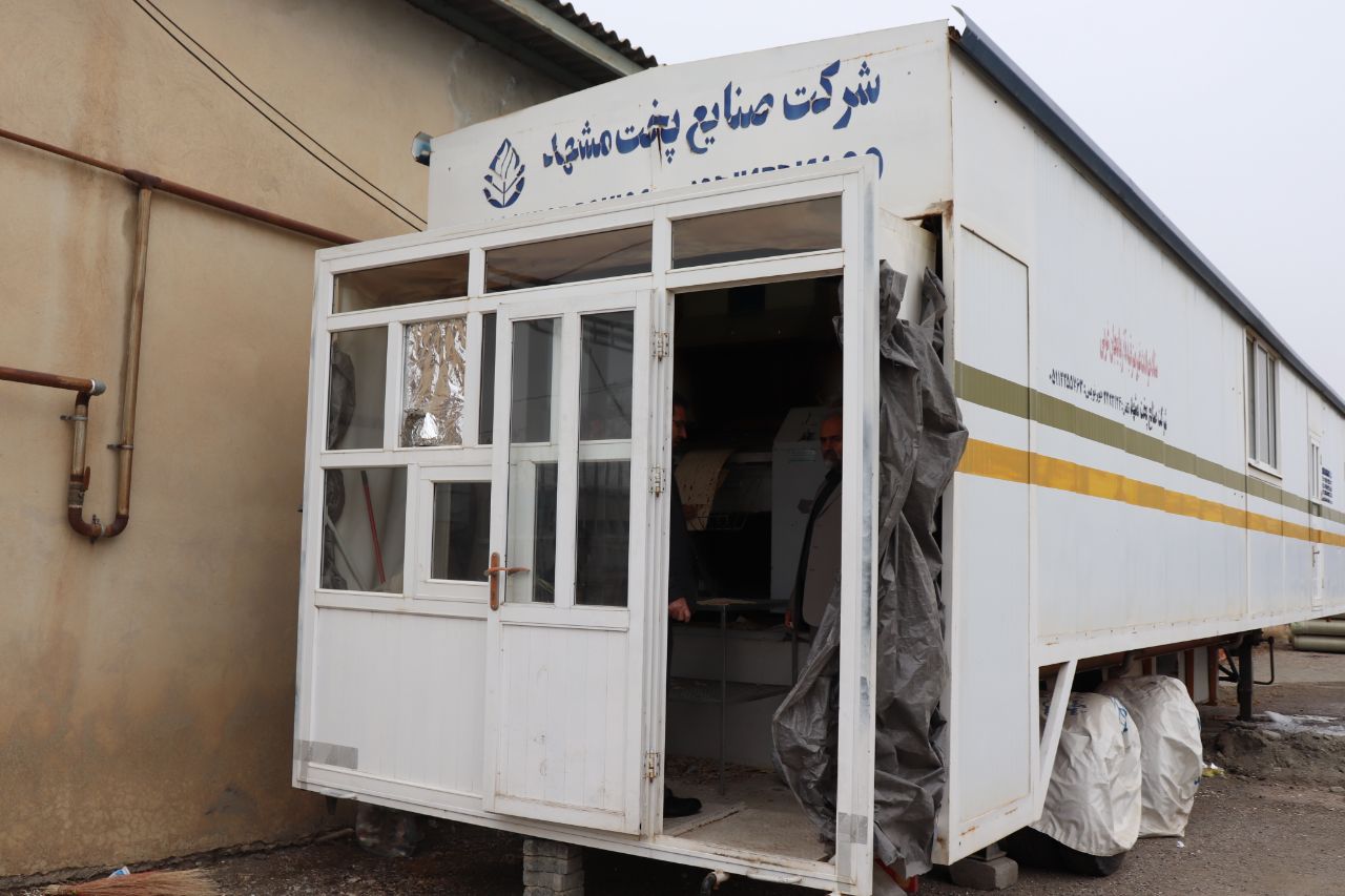 بازدید فرماندار از نانوایی سیار پخت نان مدیریت بحران شهرستان