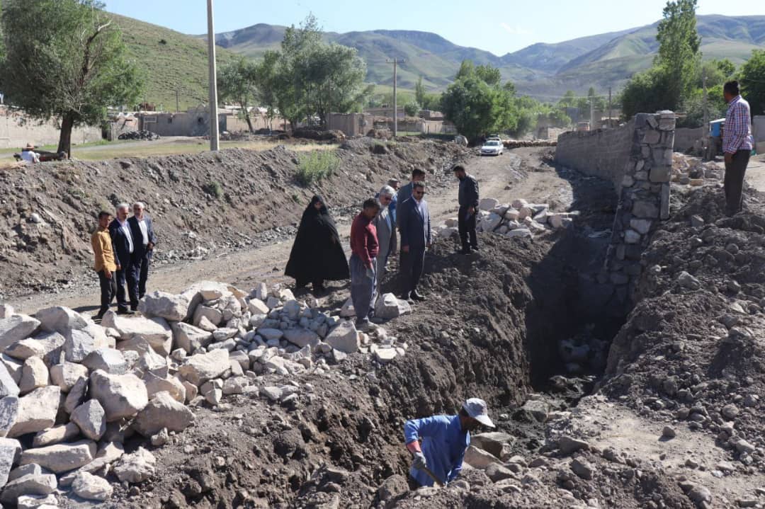 محمدرضا عبدالله نژاد فرماندار شهرستان چالدران به همراه نماینده مردم شهرستانهای ماکو، چالدران، شوط و پلدشت در مجلس شورای اسلامی از روند اجرایی طرح احداث دیوار ساحلی روستای دلک وردی بخش دشتک بازدید کرد