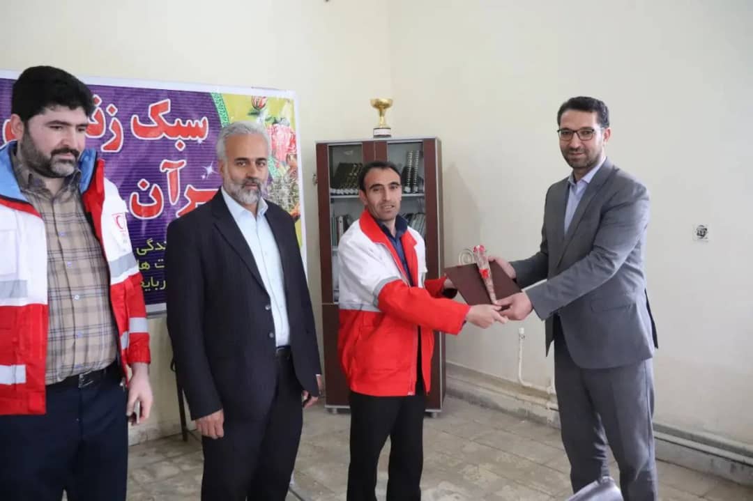 به مناسبت گرامی داشت روز جهانی هلال احمر و صلیب سرخ محمد رضا عبدالله نژاد فرماندار شهرستان چالدران در جمعیت هلال احمر این شهرستان حضور یافت.