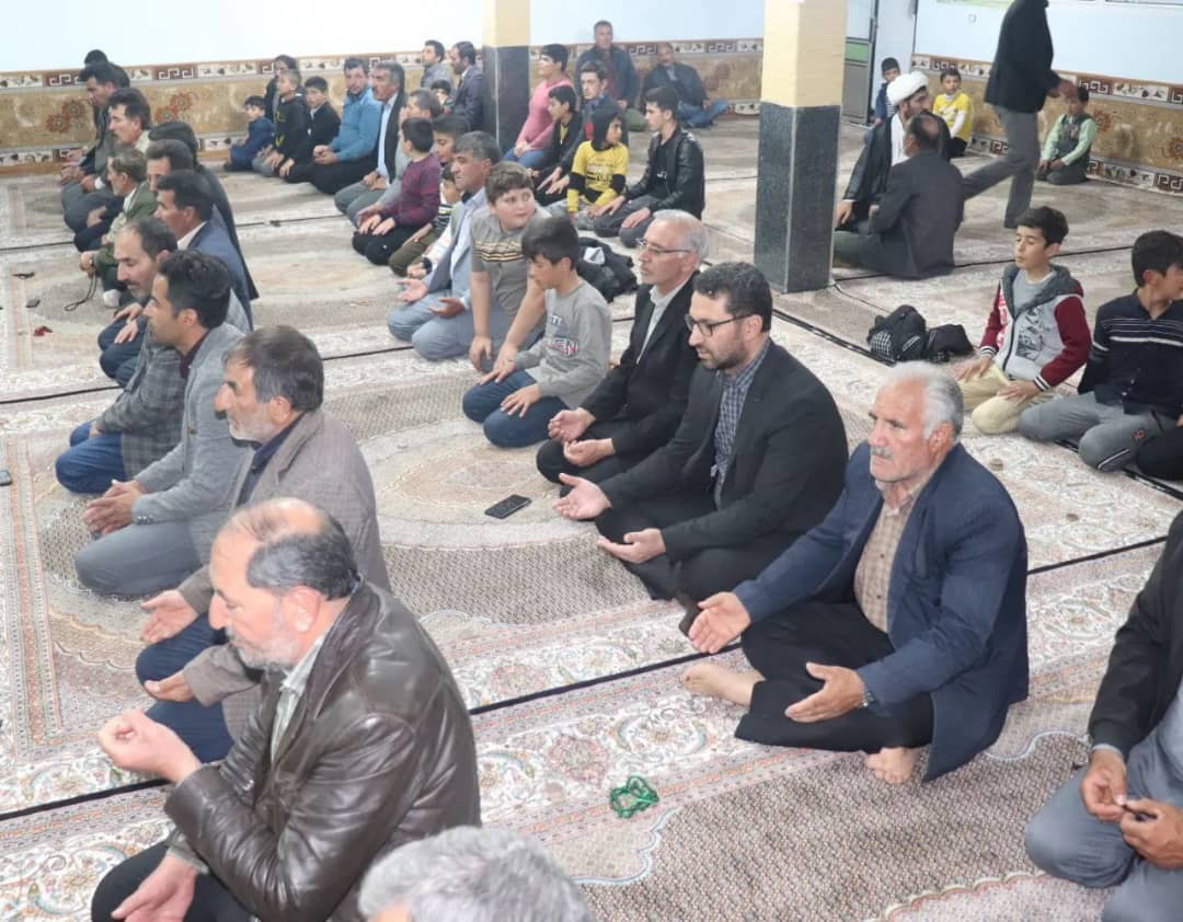 محمد رضا عبدالله نژاد فرماندار شهرستان چالدران در مسجد روستای گل اشاقی حضور یافت و ضمن اقامه نماز مغرب و عشاء با اهالی این روستا دیدار ومسائل ، مشکلات آنان را مورد بررسی قرار دادند.