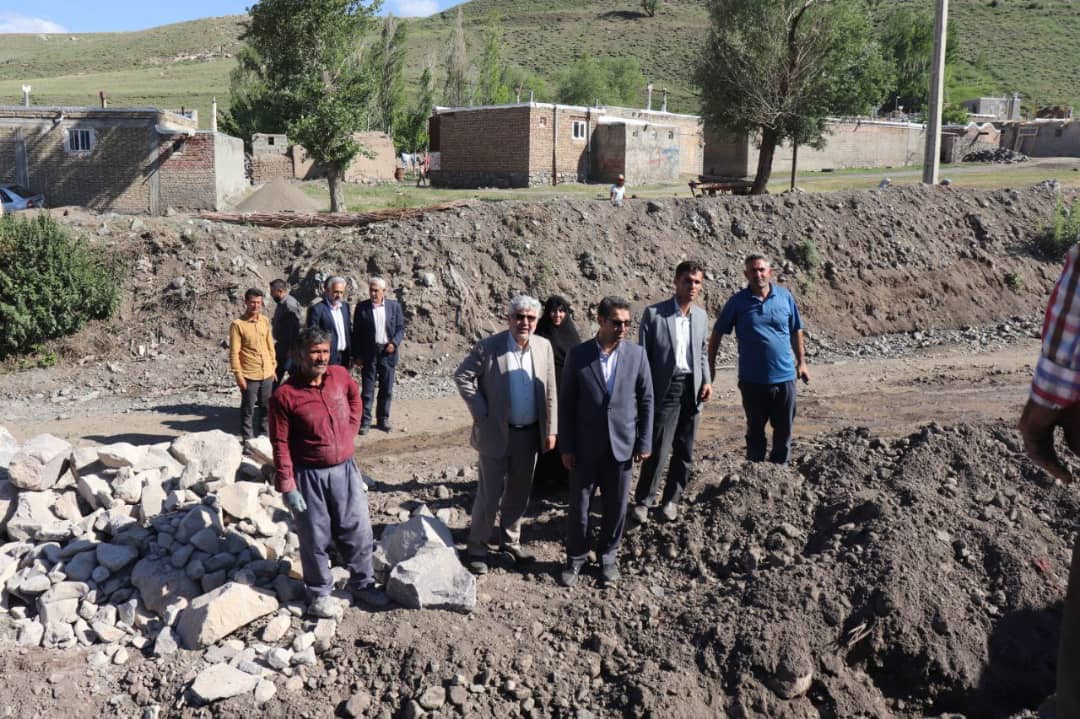 محمدرضا عبدالله نژاد فرماندار شهرستان چالدران به همراه نماینده مردم شهرستانهای ماکو، چالدران، شوط و پلدشت در مجلس شورای اسلامی از روند اجرایی طرح احداث دیوار ساحلی روستای دلک وردی بخش دشتک بازدید کرد