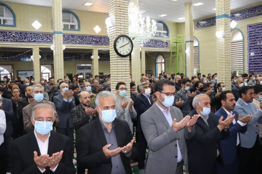 محمد رضا عبدالله نژاد فرماندار شهرستان چالدران به همراه معاونین خود در نماز عید سعید فطر که در مسجد جامع این شهرستان به امامت حجت الاسلام و المسلمین محمدزاده امام جمعه چالدران اقامه شد حضور یافت.