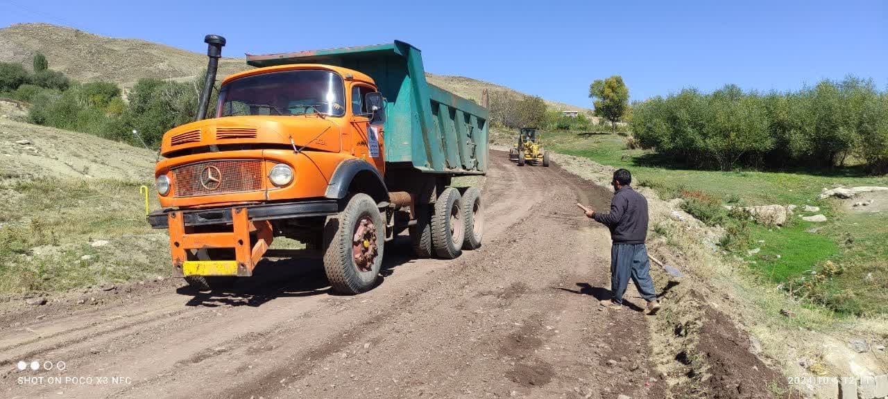 بازدید محمد رضا عبدالله نژاد فرماندار چالدران از روند بهسازی و آسفالت راه روستای علی آباد