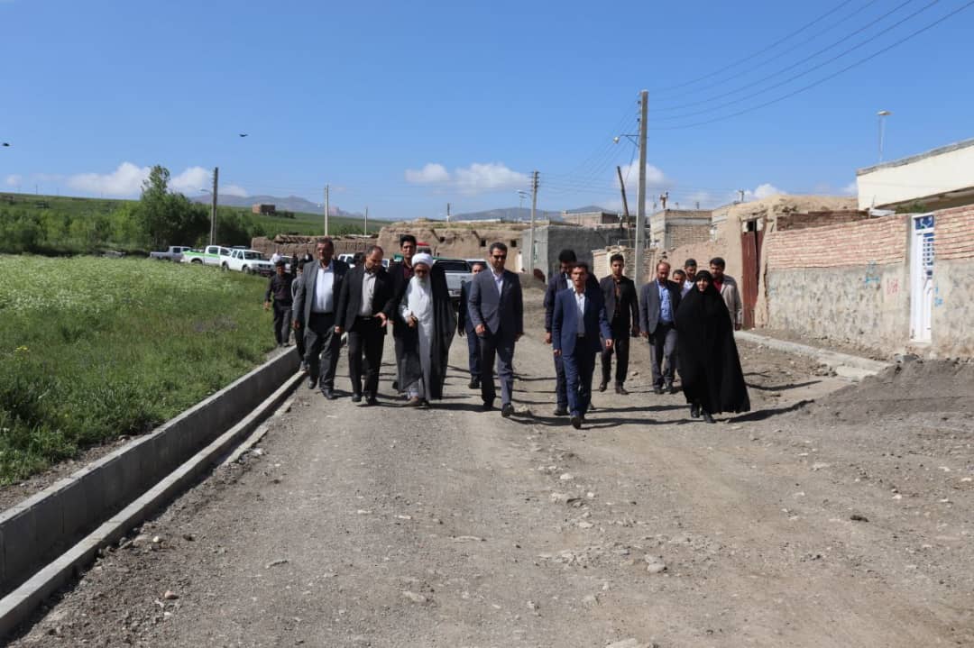 محمدرضا عبدالله نژاد فرماندار چالدران در روستای قهرمان کندی حضور یافت و ضمن دیدار با اهالی روستا از نزدیک از روند اجرایی طرح هادی این روستا بازدید نمودند.
