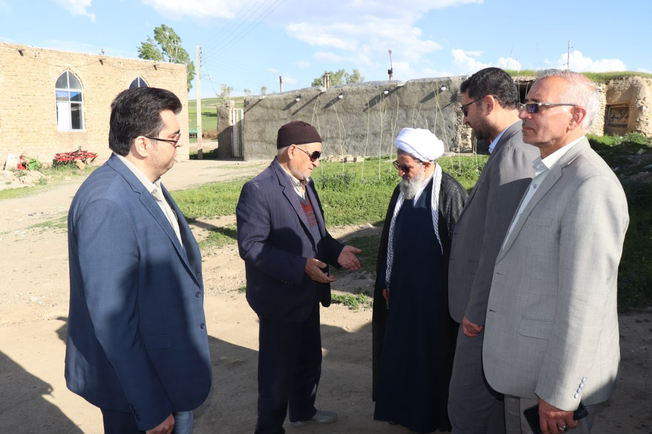 محمدرضا عبدالله نژاد فرماندار چالدران در جهت بررسی مسائل و مشکلات روستای قولار از نزدیک با مردم این روستا دیدار و مشکلات آنان مورد بحث و بررسی قرار داد .