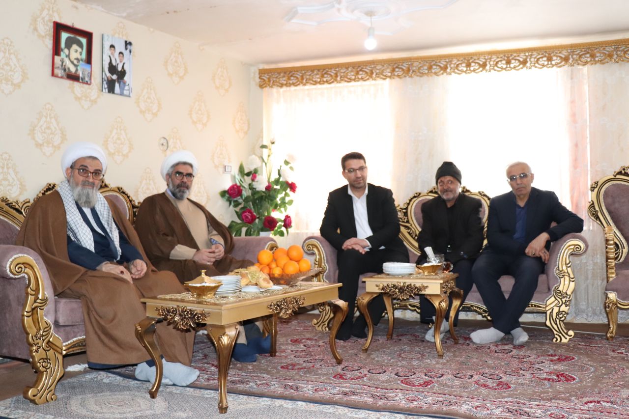 در ششمین روز از ایام الله دهه مبارک فجر دیدار فرماندار و مدیر کل بنیاد شهید استان آذربایجان غربی با خانواده معظم شهدا و ایثارگران شهرستان چالدران