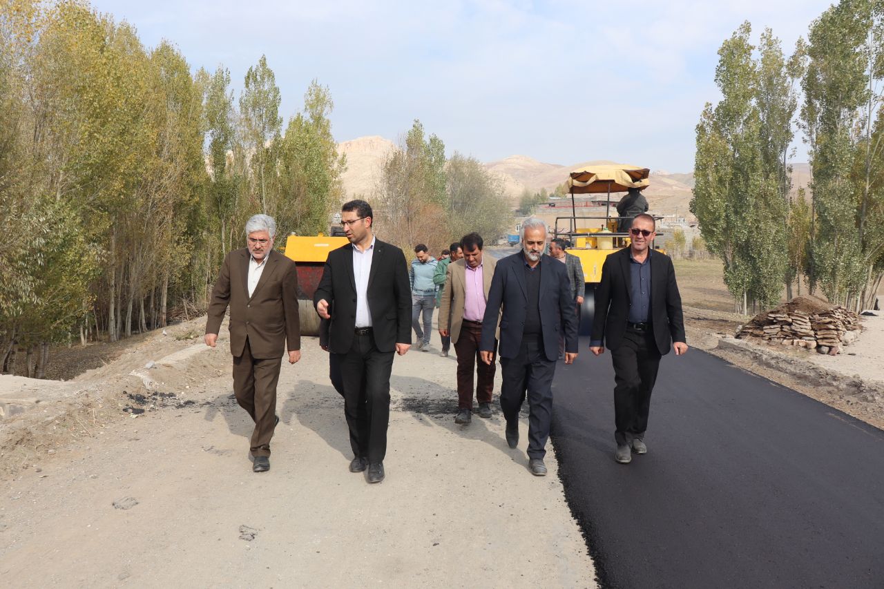 بازدید فرماندار از اجرای پروژه بهسازی و آسفالت ریزی راه روستای خالحال