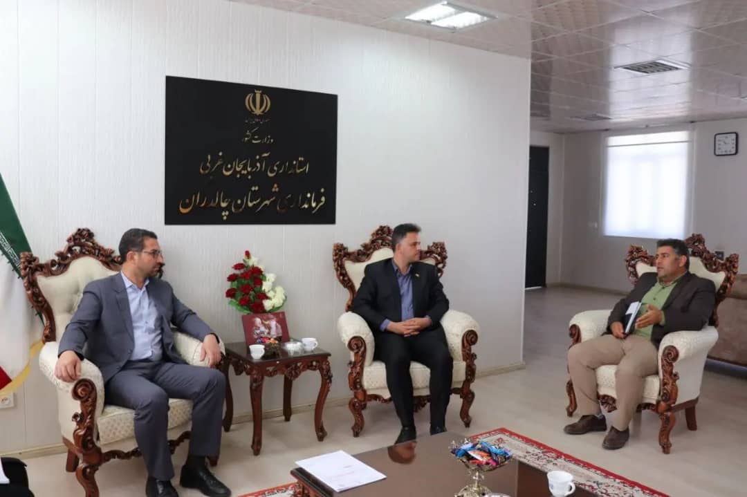 سیمایی مدیر کل هواشناسی استان آذربایجان غربی با حضور در فرمانداری شهرستان چالدران با محمد رضا عبدالله نژاد فرماندار شهرستان در خصوص بررسی مسائل و مشکلات حوزه هواشناسی دیدار و گفتگو کرد.