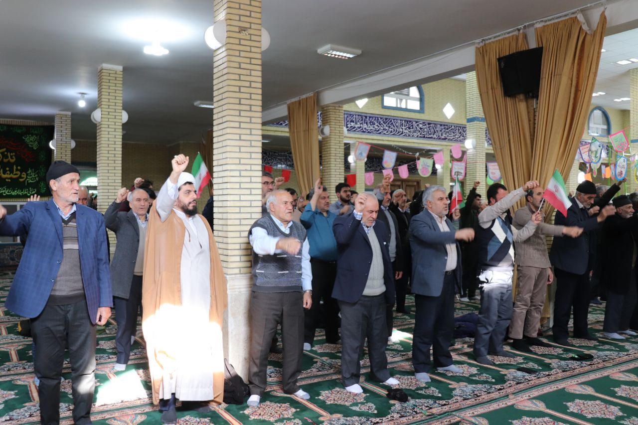 نمازگزاران شهرستان چالدران توهین نشریه فرانسوی به مقدسات و مرجعیت را بشدت محکوم کردند