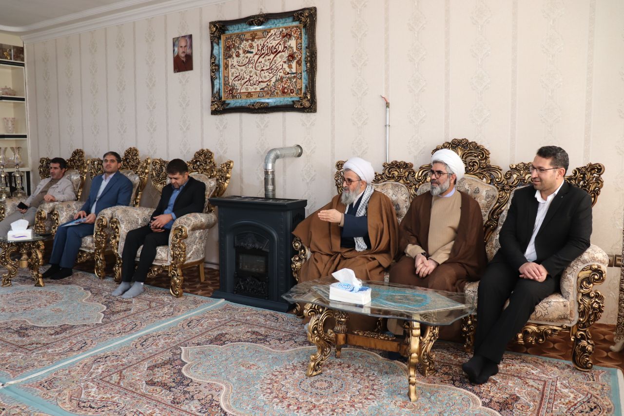 در ششمین روز از ایام الله دهه مبارک فجر دیدار فرماندار و مدیر کل بنیاد شهید استان آذربایجان غربی با خانواده معظم شهدا و ایثارگران شهرستان چالدران